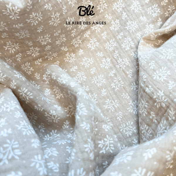 Zoom sur la texture douce et aérienne de la gaze de coton, tissu certifié Oeko-Tex.